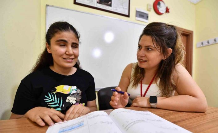 İlk 10 bine giren görme engelli Nazalin, Ankara Üniversitesine yerleşti
