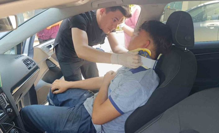 İlk tedavisi çarpıştığı otomobilde yapıldı