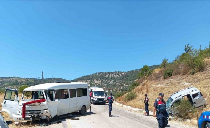 İncir işçilerini taşıyan minibüs ticari araç ile çarpıştı: 3’ü ağır 8 yaralı