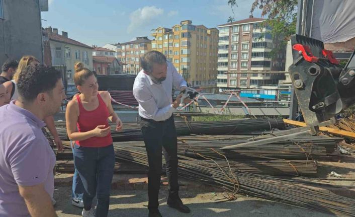İnşaat demirlerinin altına sıkışan kediyi kurtarmak için zamanla yarıştılar