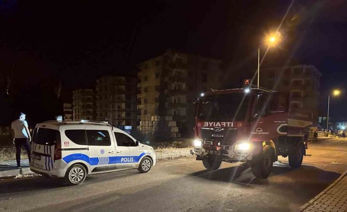 İnşaat malzemelerinin yanındaki otluk alan ateşe verildi