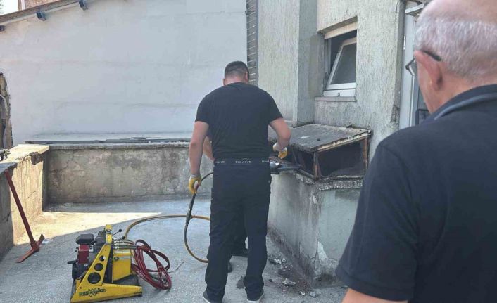 İş hanının havalandırma boşluğuna düşen kediyi kurtarmak için seferber oldular