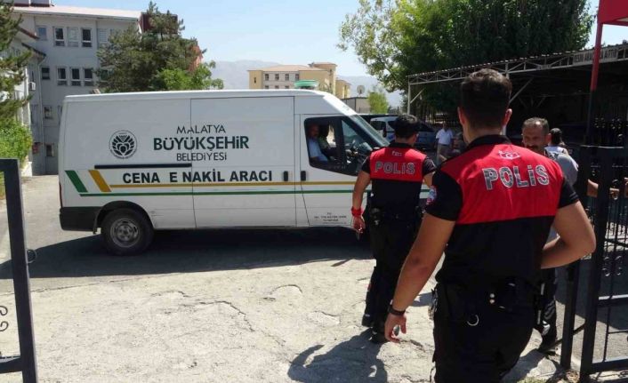 İş makinesinin altında kalan operatör hayatını kaybetti