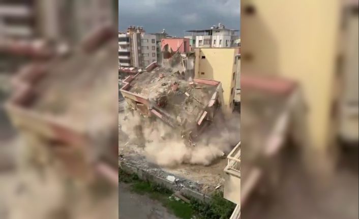 İş makinesinin dokunuşuyla 4 katlı bina yerle bir oldu