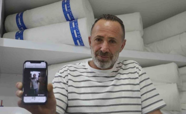 İş yerine giren 2 metrelik yılana "kanka" diye hitap edip boynuna doladı