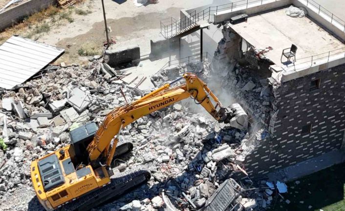 İş yerinin yıkılmasını gözyaşlarıyla izledi