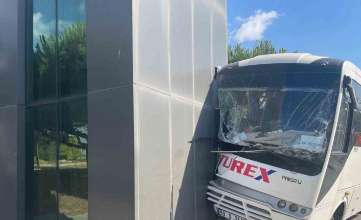 İşçi servisi direğe çarptı: 16 yaralı