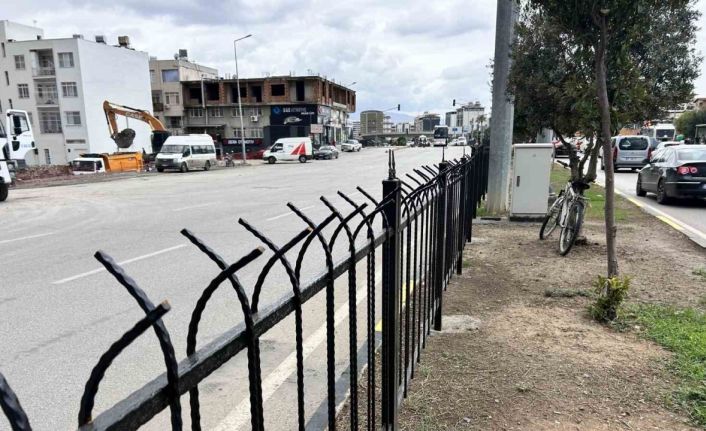 İskenderun’da ölümcül kazalara karşı orta refüje demir korkuluk