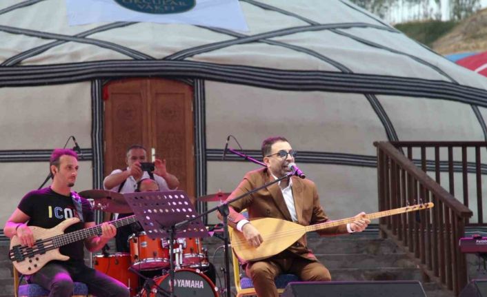 İsmail Altunsaray Ahlat’ta sahne aldı