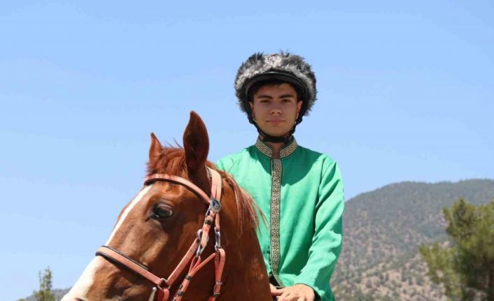 İsmail Mert Yıldırım, boş arazideki parkurda yaptığı antrenmanlarla uluslararası derecelere uzandı