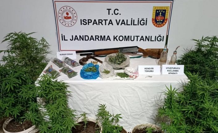 Isparta’da bir eve düzenlenen operasyonda esrar ve kenevir ele geçirildi