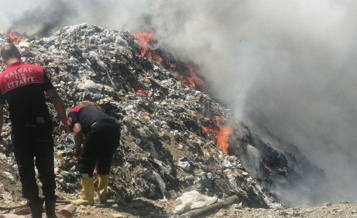 Isparta’da çöplükte çıkan yangın ormana sıçramadan söndürüldü