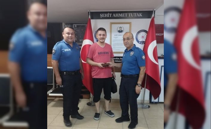 Isparta’da içerisinde para bulunan cüzdan sahibine teslim edildi