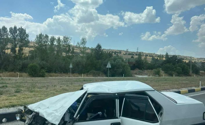 Isparta’da kavşakta 2 otomobil çarpıştı: 2’si çocuk 7 yaralı