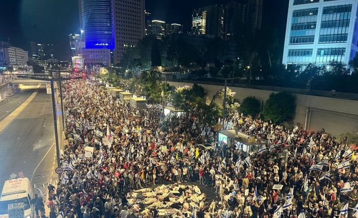 İsrail’de hükümet karşıtı gösteriler sürüyor: On binlerce kişi Netanyahu hükümetinin Gazze politikalarını protesto etti