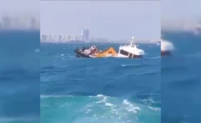 İstanbul’da kuvvetli fırtınada gemi battı: 4 kişi kurtarıldı