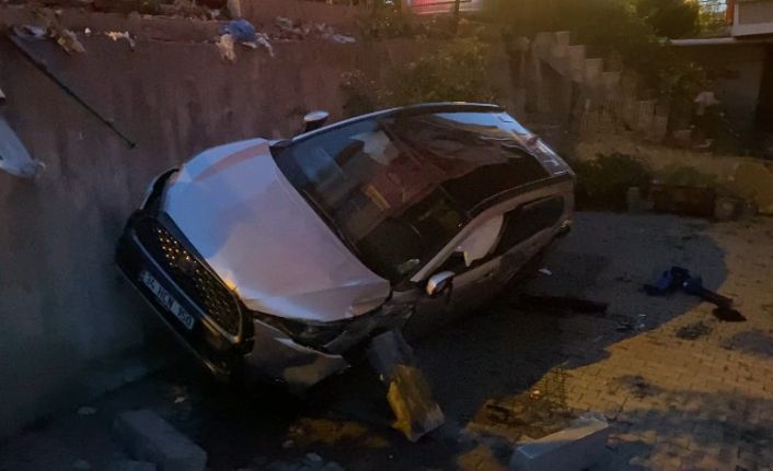İstanbul’da otomobil apartmanın bahçesine düştü: 1 yaralı