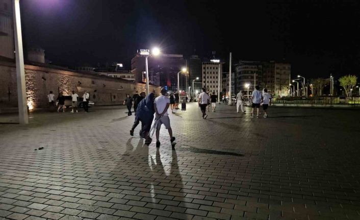 İstanbul’da şimşekler geceyi aydınlattı