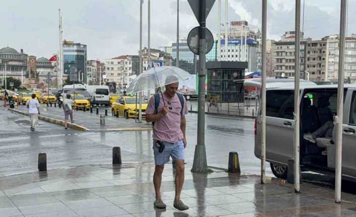 İstanbul’da yağmur etkili oldu: Taksim Meydanı ve çevresinde bazı vatandaşlar şemsiye açtı