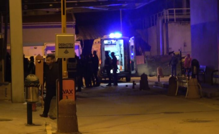 İzinsiz tezgah tartışması kanlı bitti: 2 zabıta memuru yaralandı