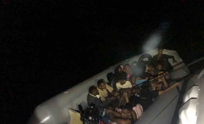 İzmir açıklarında 20 göçmen yakalandı