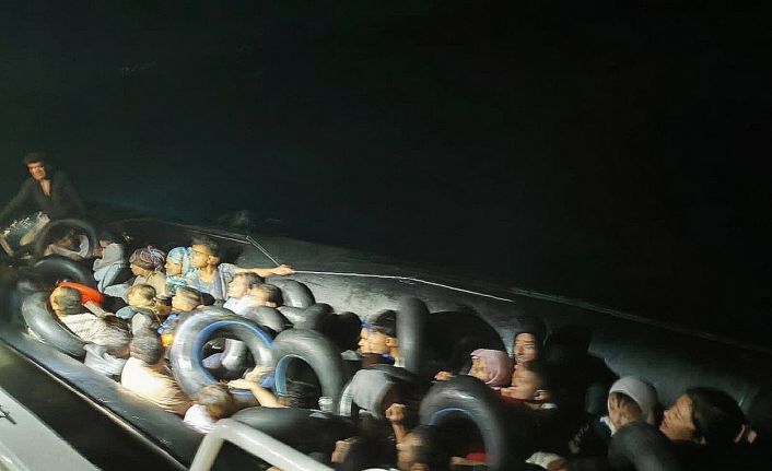 İzmir’de 43 kaçak göçmen yakalandı, sürüklenen lastik bottaki 19 göçmen de kurtarıldı