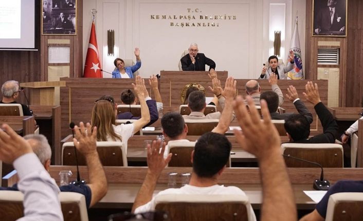 İzmir’de CHP’li Başkan ve meclis üyeleri ile AK Partili meclis üyesi arasında gerginlik