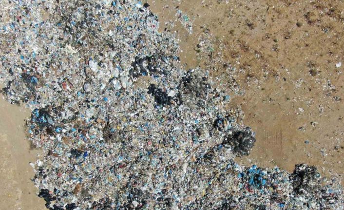 İzmir’de çöpten sıradağları