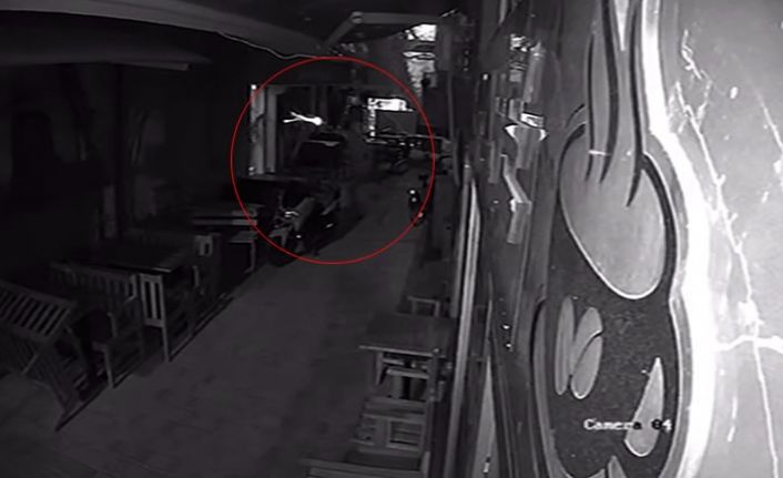 İzmir’de gazete binasına silahlı saldırı kamerada