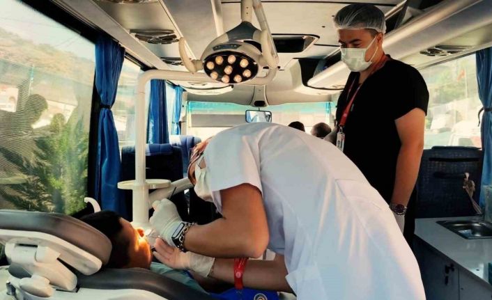 İzmir’de "İşimiz dişleriniz" projesiyle gülümseten hizmet