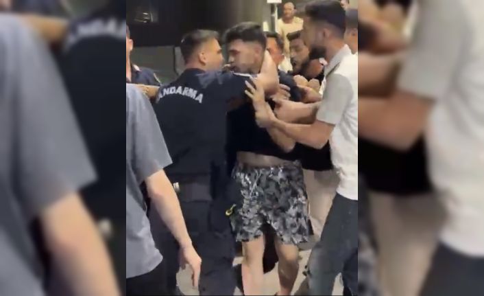 İzmir’de jandarma ekiplerine saldırı: 8 gözaltı, 2 firari