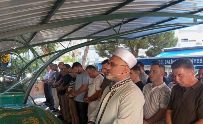 İzmir’de kazada hayatını kaybeden çift Manisa’da toprağa verildi