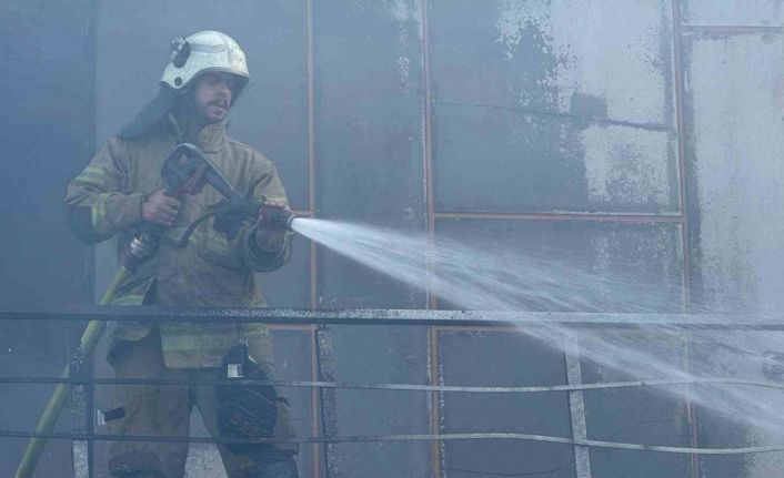 İzmir’de mobilya atölyesinde yangın