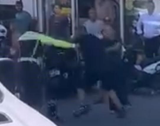 İzmir’de polise tekmeli yumruklu saldırı