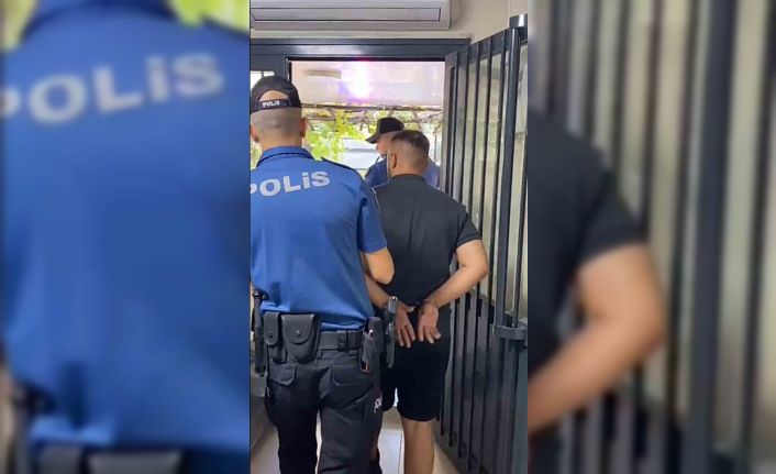 İzmir’de polisi darbeden saldırgan tutuklandı