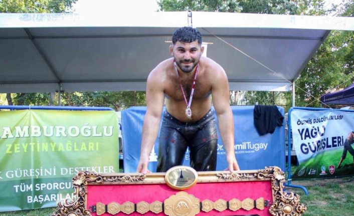 İzmir’in yağlı güreş şöleninde başpehlivan Erkan Taş oldu