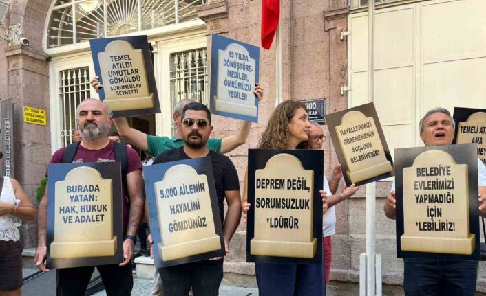 İzmirli kooperatif mağdurlarından Büyükşehir önünde mezar taşlı eylem