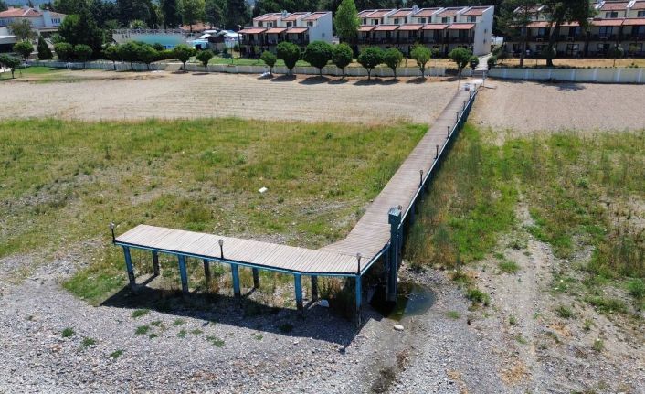 İznik Gölü’nün en büyük iskelesi karada kaldı