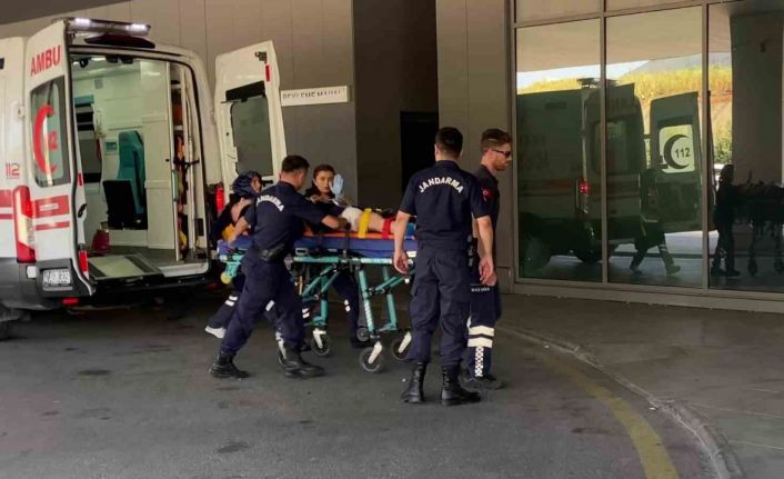 Jandarma personeli meslektaşı tarafından kazara bacağından vuruldu