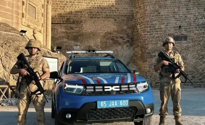Jandarma tarihi Hoşap Kalesi’nde devriyede