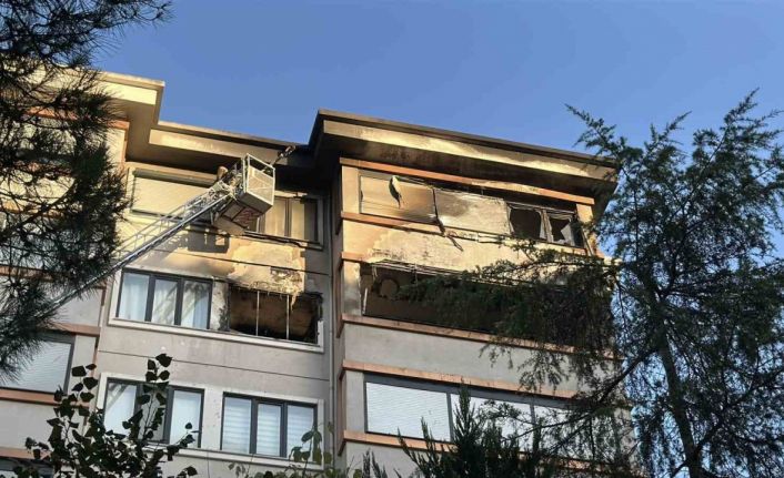 Kadıköy’de 8 katlı binada korkutan yangın: 1 kişi dumandan etkilendi