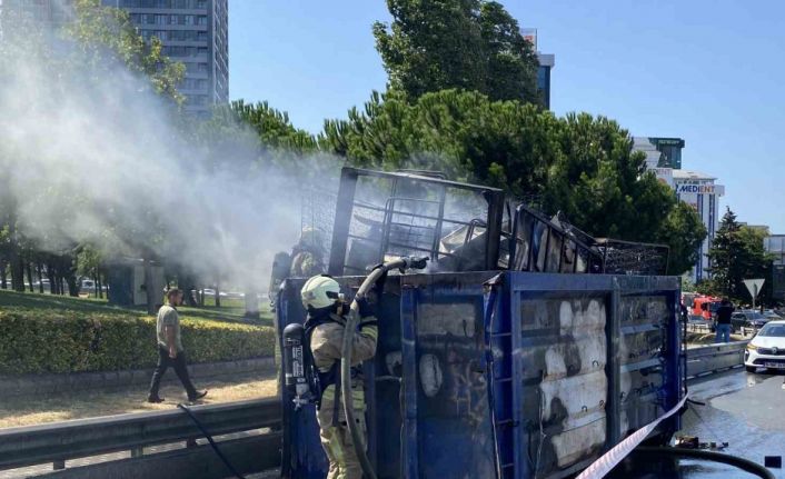 Kadıköy’de hurda yüklü kamyonun dorsesi alev alev yandı