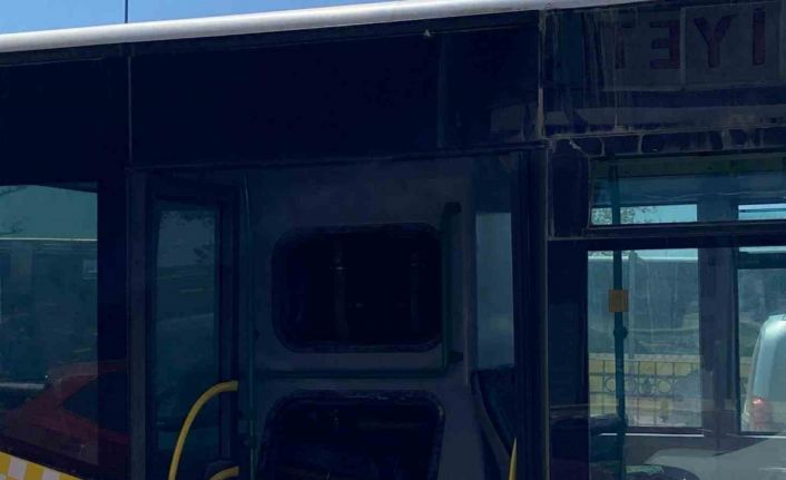 Kadıköy’de İETT otobüsünün motor kısmında yangın çıktı