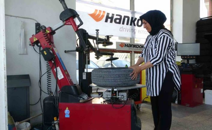 "Kadınlar yapamaz" diyenlere inat 24 yıldır lastik tamiri yapıyor