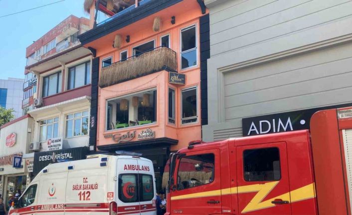 Kafede fritözden çıkan yangın paniğe neden oldu