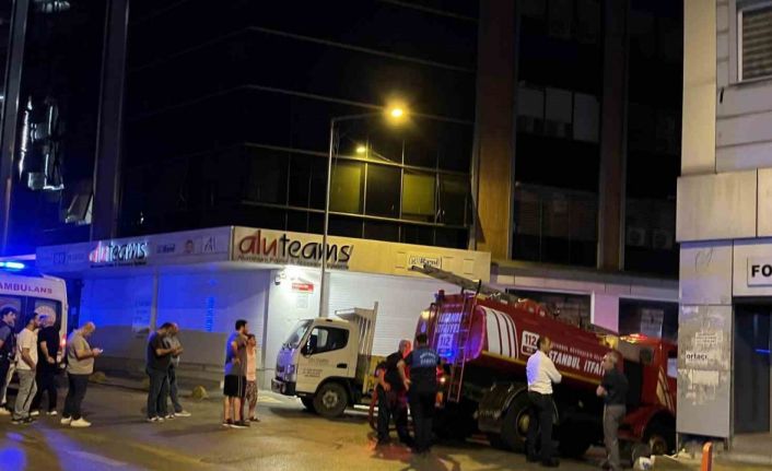 Kağıthane’de 5 katlı iş merkezinin çatısında yangın çıktı