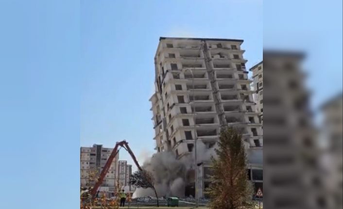 Kahramanmaraş’ta hasarlı bina böyle yıkıldı