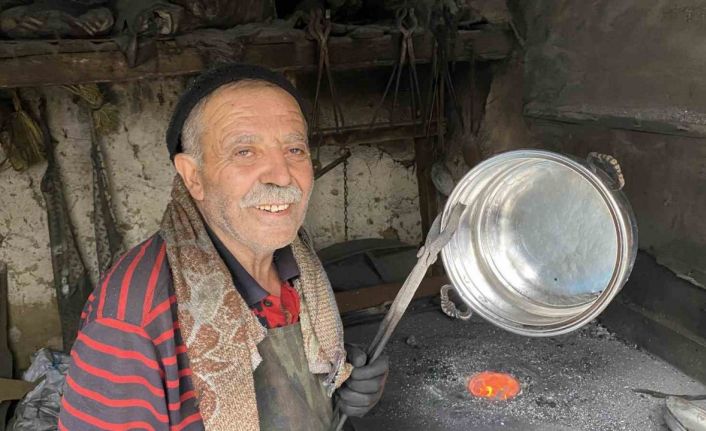 Kalaycılık mesleğini 62 yıldır sürdürüyor