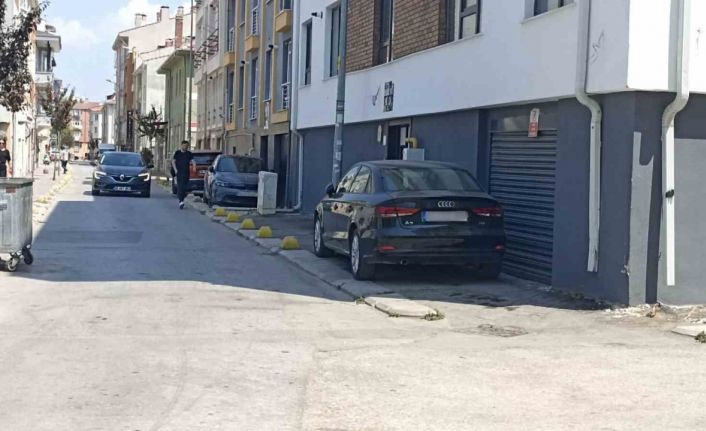 Kaldırım işgalini beton dubalar bile engelleyemiyor