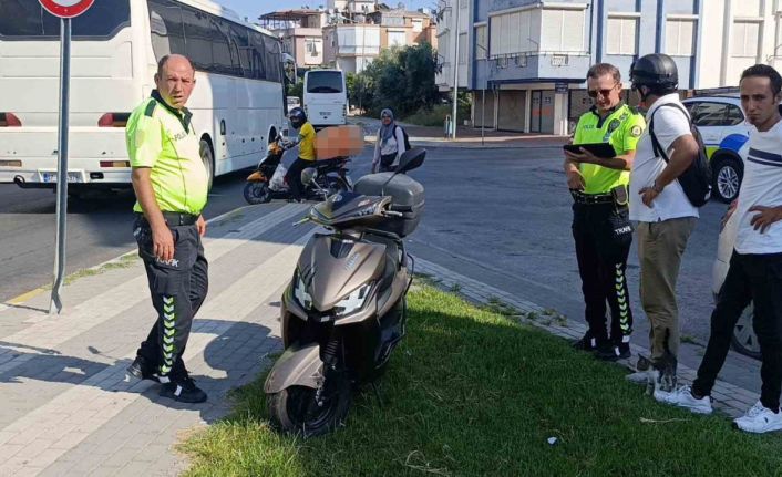 Kaldırımdaki trafik levhasına çarpan motorlu bisikletin sürücü yaralandı